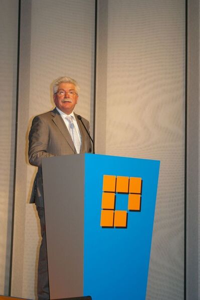 Bayerns Wirtschaftsminister Martin Zeil eröffnet die Automatica 2010. (Archiv: Vogel Business Media)