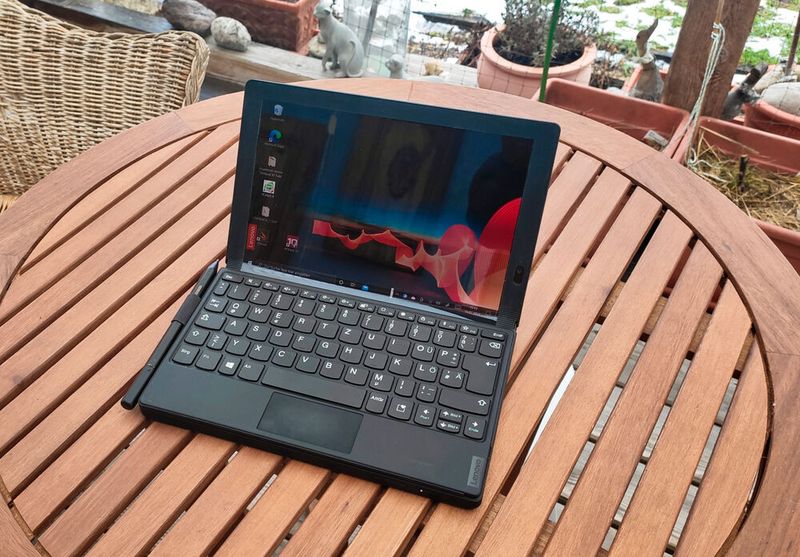 Die kleine Bluetooth-Tastatur haftet magnetisch auf der unteren Hälfte des OLED-Displays. Ist es aufgelegt, wird automatisch nur die sichtbare Hälfte genutzt. (Vogel IT-Medien)