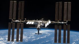 Raumstation ISS: Japanische Forscher haben vorgeschlagen, Weltraumschrott mit einer Laserkanone abzuwehren. (Bild: NASA/ESA)