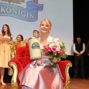Katharina Kastenmüller aus Dietramszell/Ascholding ist zur Bayerischen Bierkönigin 2026/27 gewählt worden.(Bild:  Bayerischer Brauerbund)