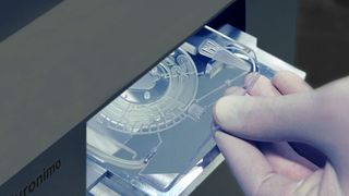 Das vollautomatisierte Real-Time-PCR-System Gyronimo ermöglicht mikrobiologische Echtzeit-Analysen direkt am Point-of-Care. (Bild: Carpegen)