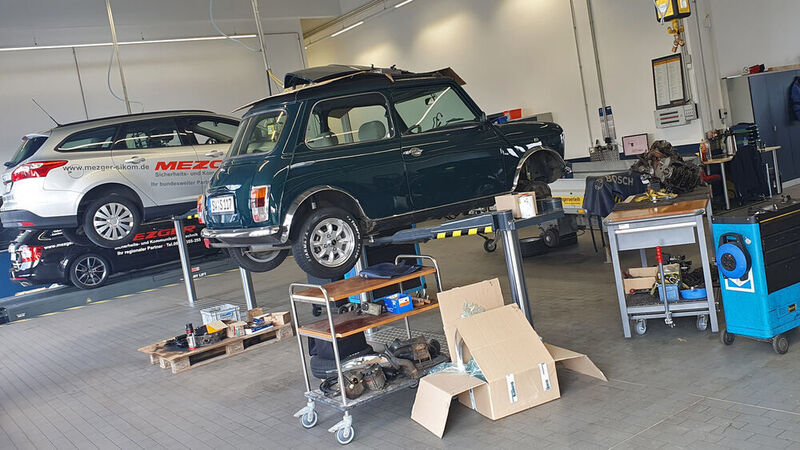 Die Fahrzeuge sind aber nicht nur zum Bestaunen da, sondern wollen auch – wie dieser Mini Cooper – in der Werkstatt gewartet werden. (Schreiner/»kfz-betrieb«)