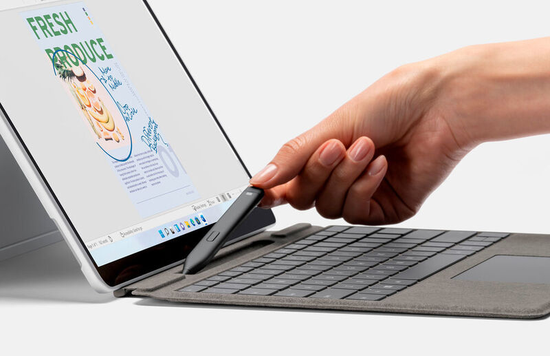 Den Slim Pen 2 gibt es als Bundle mit dem Keyboard. Der Stift wird in einer Vertiefung in der Tastatur magnetisch festgehalten und auch gleich geladen. (Microsoft)