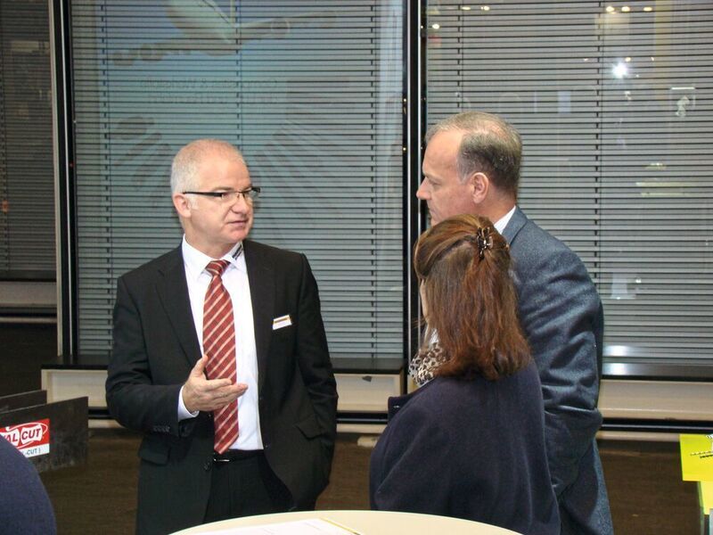 Markus Blum, ingénieur diplômé (HES) et directeur général de Gühring (Schweiz) AG s'adressant à des clients sur une exposition.  (Gühring Schweiz AG)