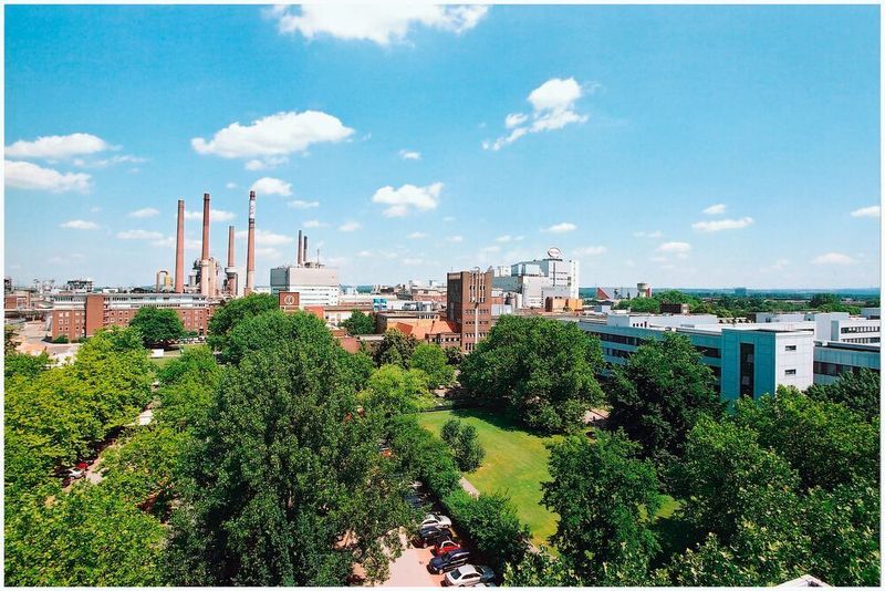 Platz 9: Henkel mit einem Gehaltsgefälle von 59 (Das Bild zeigt die Firmenzentrale in Düsseldorf-Holthausen) (By © (2011) Henkel AG & Co. KGa. All rights reserved - https://www.henkel.com/image/20542/3x2/335/223/c647f86b618e96b3366d425a43775416/RS/germany-henkel-ag---co--kgaa-duesseldorf-en-com.jpg, Public Domain, https://commons.wikimedia.org/w/index.php?curid=73315509)