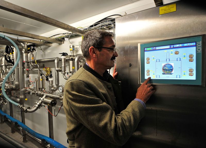 Control technology and software from Siemens are used to pump the tasty festival beer securely and quickly from the tanks to the taps, via an underground pipeline loop. (Copyright: Siemens AG)