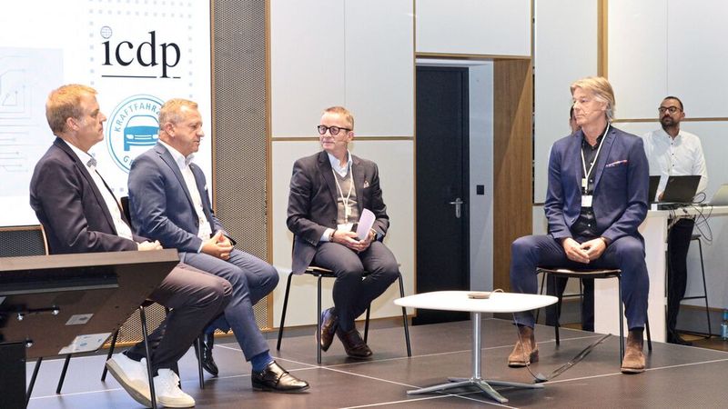In der anschließenden Diskussionsrunde bewerteten Oliver Zeilinger (l.), Geschäftsführer des Autohauses Zeilinger im fränkischen Dietersheim (6 Volkswagen-Serviceverträge, freier Händler), Michael Hedtke (r.), geschäftsführender Gesellschafter Autohaus Hedtke (Volvo), sowie Thomas Peckruhn (2.v.l.) als Sprecher der Fachgruppe Fabrikatsvereinigung die Studie. In der Mitte: Professor. Dr. Stefan Reindl (IFA). (Bild: Jens Rehberg – »kfz-betrieb«)