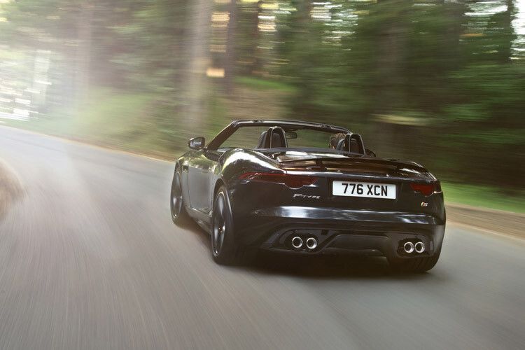 Im Frühjahr soll der F-Type zunächst als Roadster auf den Markt kommen, ein Jahr später folgt vermutlich ein Coupé. (Foto: Jaguar)