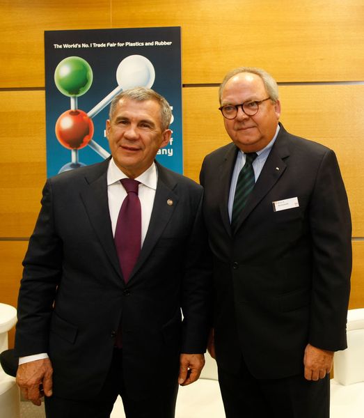 Impressions from K 2016. Rustam Minnichanov, president of Tatarstan, and fair organiser Werner M. Dornscheidt. (Messe Düsseldorf)