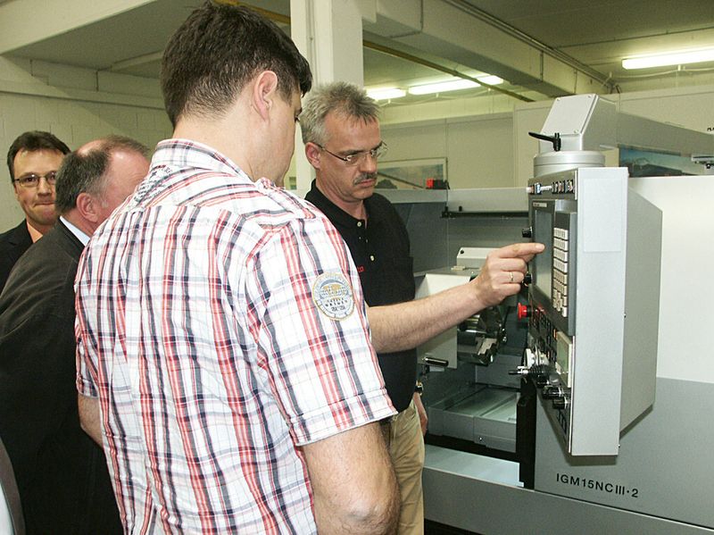 Thomas Loscher, Technical Manager bei Okamoto, beim Fachgespräch mit einem Interessenten. (Bild: Okamoto)