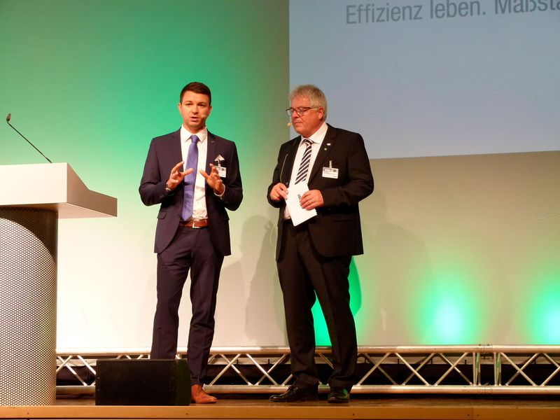 Heiko Mirring (li.), Sachverständiger für Lüftungs- und Klimatechnik beim Tüv Süd Industrie Service, erklärte, wie die Prüfung und Zertifizierung von Auslegungssoftware funktioniert. Die Ventilatoren werden auf dem Prüfstand geprüft und die Ergebnisse mit denen der Softwareauslegung verglichen. Im Bild mit Moderator Alfred Müller, Vertriebsleiter Inland bei EBM-Papst Mulfingen. (Bild: S. Häuslein/konstruktionspraxis)