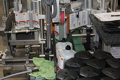 Bei den kleinen Gebinden werden sofort die Etiketten automatisch aufgebracht. (Archiv: Vogel Business Media)