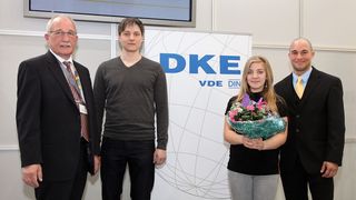 Das Bild zeigt von links nach rechts: Dr.-Ing. Bernhard Thies, Sprecher der Geschäftsführung der vom VDE getragenen Normungsorganisation DKE, Stefan Hanusch (1. Platz), Mara Elisa Mielke (2. Platz) und David Seitz (3. Platz).  (Bild: VDE)