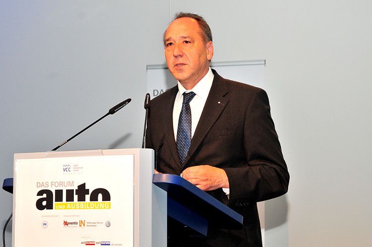 Werner Günzel von Volkswagen lobte in seiner Laudatio das Konzept der zweitplatzierten Schule. (Foto: Schmidt)