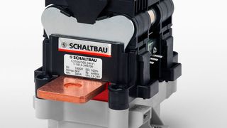 Das modulare Konzept der neuen DC-Schütze gestattet die Verwendung einer Löschkammer für 60 V, 1000 V oder 1500 V am gleichen Grundgerät. Das Bild zeigt das Gerät C310A 300 mit Löschkammer. (Schaltbau)