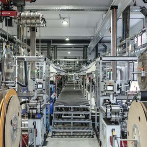 Blick in eine der neuen Bandbeschichtungsanlagen bei Metoba in Lüdenscheid.