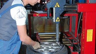 Jeder Reifen muss am Ende montiert werden. Das sollten auch Onlinekäufer wissen. (Edgar Schmidt/»kfz-betrieb«)