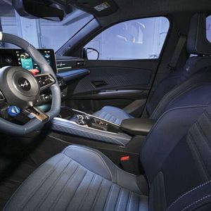 Sportsitze und -lenkrad zeigen, wo es langgeht, die Bildschirme sind nebeneinander angeordnet.(Bild:  Renault)