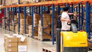 Integration auf dem Stapler: Die Flüchtlinge leisten die gleiche Arbeit wie alle anderen Fiege-Mitarbeiter, werden gleich behandelt und gleich bezahlt. (Fiege)