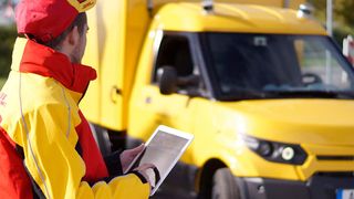 Weil die Deutsche Post am Automarkt kein geeignetes Lieferfahrzeug mit Elektroantrieb gefunden hat, baut sie es kurzer Hand selber. Offenbar gibt es aber einige Probleme mit dem Streetscooter. (Bild: Deutsche Post)