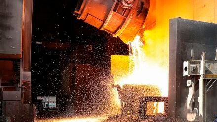 Thyssenkrupp will in Duisburg im laufenden Betrieb untersuchen, wie sich Kohle, die bisher bei der Roheisenherstellung genutzt wurde, durch Wasserstoff ersetzen lässt, damit CO2-Emissionen vermieden werden.