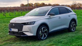 Mit einem neuen Design und einem stärkeren Elektroantrieb soll der DS 7 überzeugen. (Bild: Autoren-Union Mobilität / Michael Kirchberger)