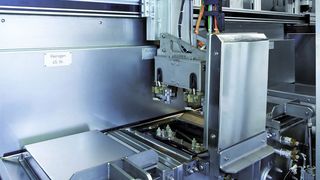 Warentransport in prozessintegrierter Reinigungsanlage.  (Bild: Surtec)