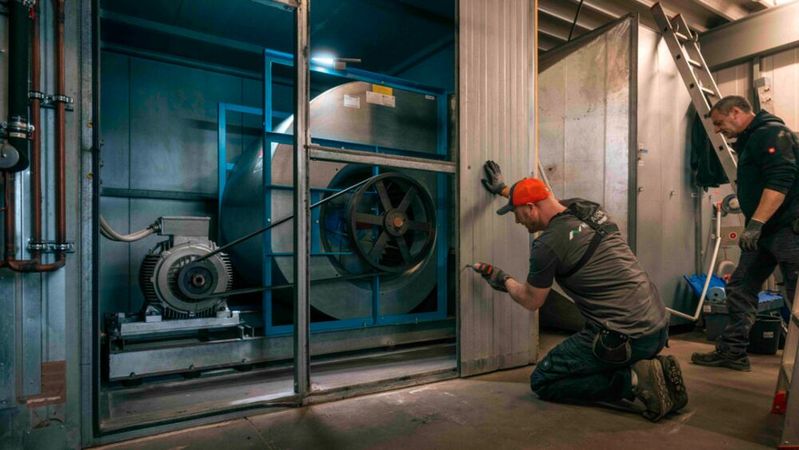 Mit „Nexaira“ adressiert EBM-Papst die Optimierung von Lüftungs‑ und Kühlsystemen als Gesamtsystem. Die Plattform analysiert Betriebsdaten in Echtzeit, visualisiert Einsparpotenziale und passt Regelparameter dynamisch an. Mithilfe digitaler Zwillinge lassen sich nicht nur Ventilatoren, sondern auch Pumpen, Wärmetauscher, Rückkühler und Kältemaschinen optimal aufeinander abstimmen. Je nach Ausgangssituation sind Energieeinsparungen von bis zu 50 Prozent möglich.(Bild:  EBM-Papst)