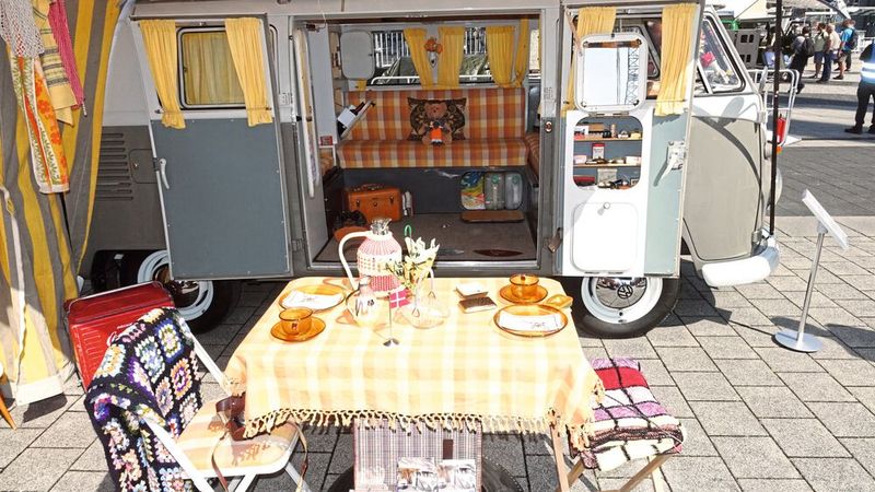 Für den richtig perfekten Auftritt beim Show-and-Shine-Wettbewerb dürfen jede Menge authentische Campingutensilien nicht fehlen. (Bild: Dominsky – VCG)