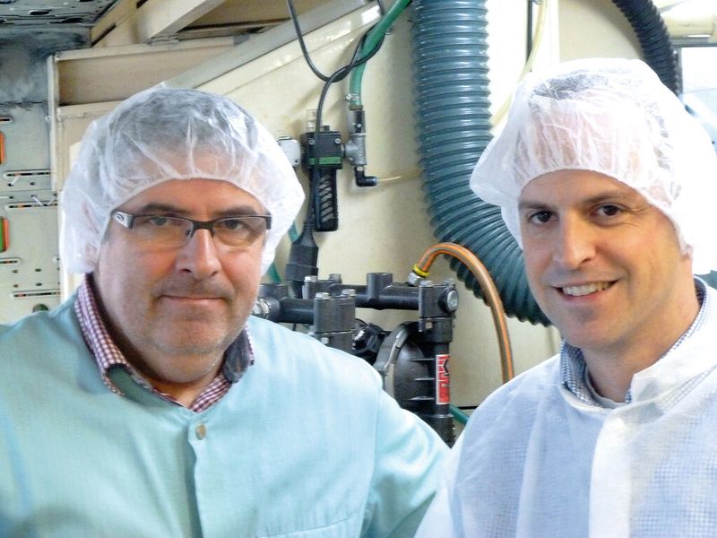 Hans-Peter Eggimann (links): «Anders als man gemeinhin glaubt, erfordert diese Produktion eine hohe Präzision.» (Bild: Edouard Huguelet)