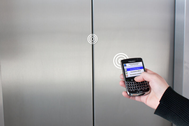 Berechtigungsmanagement via Handy realisieren das BlueID Rail Module und die BlueID-Technologie. BlueID ist kompatibel mit nahezu allen modernen Smartphones sowie vielen herkömmlichen Mobiltelefonen. Ein Unternehmen kann Zugangsrechte digital an die Handys der Mitarbeiter senden, das Handy öffnet auf Knopfdruck mithilfe des BlueID Rail Modules eine Sicherheitsschleuse, ein Tor oder gibt den Zugriff auf eine Maschine frei. Die Übertragung der Berechtigung geschieht zu jeder Zeit RSA/AES-verschlüsselt. Die Digitalisierung der Berechtigung bedeutet, dass diese jederzeit ausgestellt, ausgeliefert und zurückgenommen werden kann - drahtlos und elektronisch. (Archiv: Vogel Business Media)