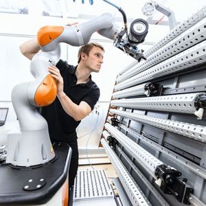 (Claus Brechenmacher & Reiner Baumann / KUKA Roboter GmbH)