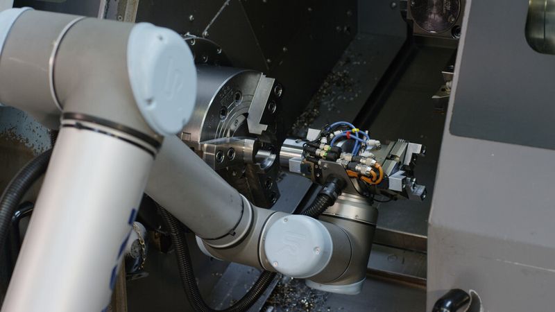 Roboterarm im Einsatz bei BJ-Gear A/S in Skanderborg (Dänemark). (Bild: Universal Robots)
