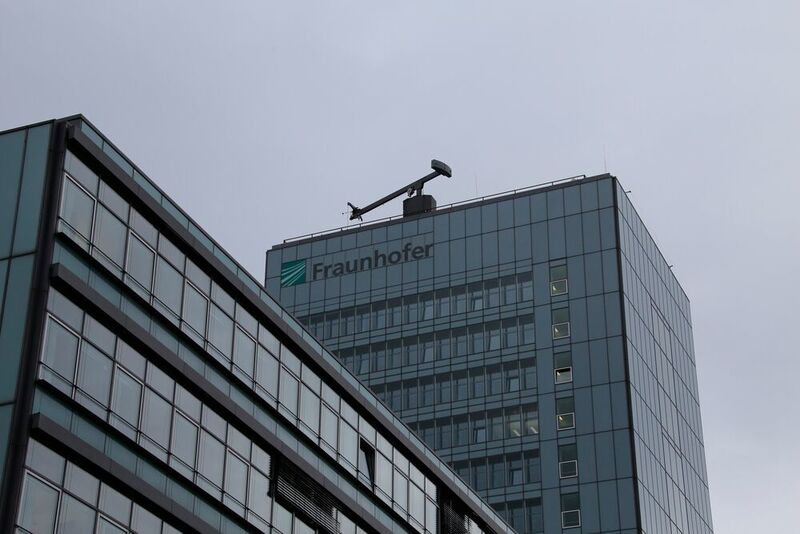 Die Fraunhofer Gesellschaft schafft es auf Platz 18 (4,2 Punkte): „Sehr positives Umfeld mit moderner Ausstattung, motivierte Kollegen, prima Gleitzeitmodell, sehr gute Anbindungen an Universitäten und andere Institute der Fraunhofer-Gesellschaft, sehr gut als Sprungbrett in die Industrie.“ – Ein Gruppenleiter.  (Fraunhofer-Institut München mit Schriftzug / blu-news.org / CC BY-SA 2.0)
