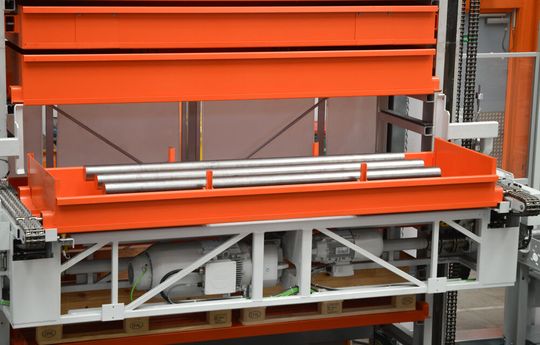 Material bedarfsgerecht bereitgestellt: Das integrierte Turmlager reduziert Wege und manuelle Eingriffe.(Bild:  Kasto Maschinenbau GmbH & Co. KG)