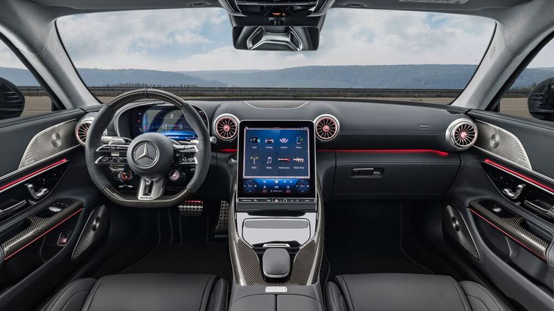 Zentrales Element im Cockpit ist ein 11,9 Zoll großer Hochkant-Monitor, auf dem die neueste Software-Generation des MBUX-Infotainments läuft. (Bild: Mercedes-Benz AG)