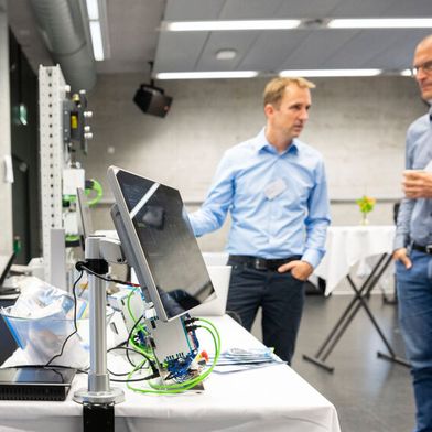 Begleitende Tischausstellung: Unternehmen haben hre Neuheiten, Innovationen und praxisnahe Lösungen für die Herausforderungen der Automatisierung und Digitalisierung in der Industrie präsentiert.  (Bild: Thomas Entzeroth)