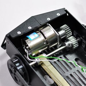 Die Premium-Version ist mit Motor, Antrieb und Steuereinheit ausgestattet, mit der die Lok auf den sechs mitgelieferten Schienen hin und her gefahren werden kann.