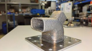 Spurgeometrie, lernenden Vorsteuerung und Bahnplanung führen zu besseren Ergebnissen im Laserauftragschweißen mit Draht. (Bild: Universität Stuttgart)