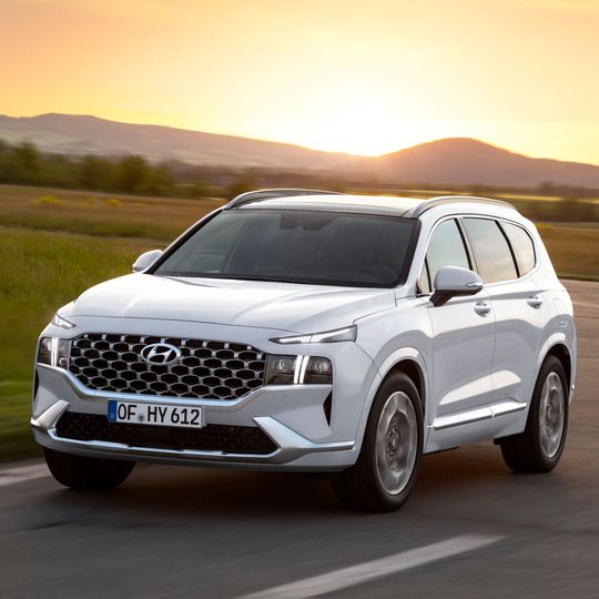 Der Hyundai Santa Fe hat sich mit der Überarbeitung deutlich verändert.(Bild:  Hyundai)