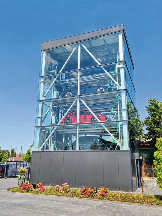 Die Besonderheit dieses neuartigen Parkhauses besteht darin, dass die einzelnen Parkplätze in einer Art der Paternostertechnik angeordnet sind, die man von Aufzügen kennt. (Bild:  Tsubaki Kabelschlepp)