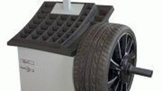 Die Radauswuchtmaschine „BM Quick-Span“ spannt das Rad automatisch auf. (Foto: Nussbaum)