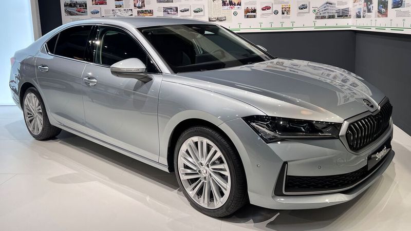 2024 kommt der Škoda Superb der neuen Generation in den Handel, passgenau zum 90. Geburtstag seines Vorgängers. (Bild: autodrom)