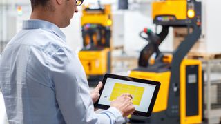 Das Logistik-Interface sendet Fahraufträge aus dem LVS an das Fahrzeug und gibt nach Abschluss der Fahrt Rückmeldung an das Lagerverwaltungssystem. Die Zahl der möglichen Anwendungen für diese Systemintegration wird weiter steigen. (Bild: Jungheinrich)