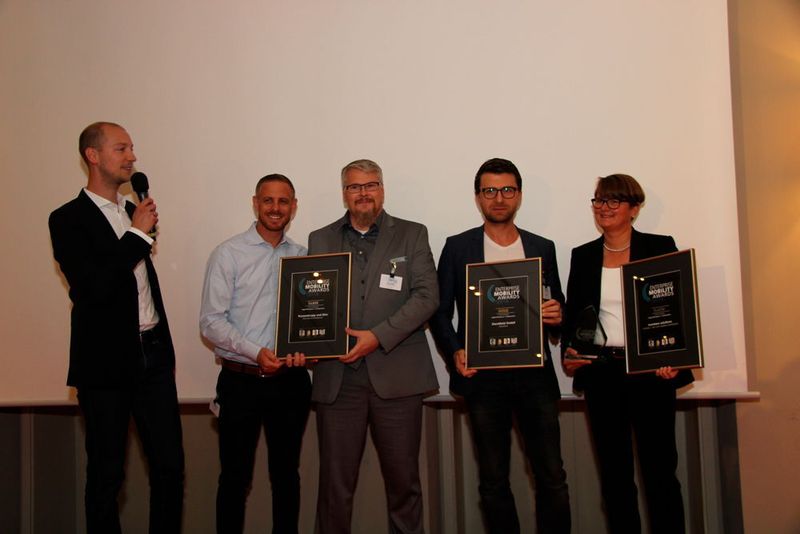 Juror Philipp Hübsch gratuliert den Gewinnern der Kategorie „Digital Workspace / Collaboration“: (v. l.) thyssenkrupp mit Diso, Stackfield und humbee solutions  (Vogel IT-Medien GmbH)