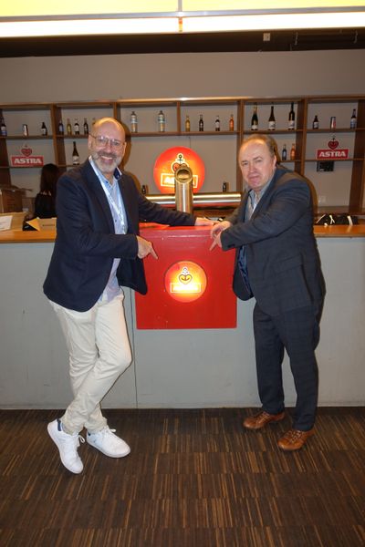 Michael Hase, (IT-BUSINESS) und Christian Gäbel, (pco), haben nicht nur ein Herz für Security, sondern auch für das Astra Bier. (Bild: IT-BUSINESS)