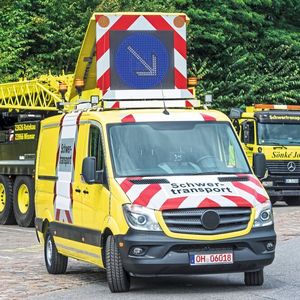 Für die Halterung von Mini-PCs oder Tablets, über die sich die beweglichen Wechselverkehrszeichen in Schwertransport-Begleitfahrzeugen steuern lassen, nutzt die Kustech Systeme GmbH Monitorhalterungen von RK Rose+Krieger. 