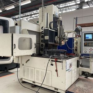 Bis 6. September kommt unter den Hammer auch diese Vertikalschleifmaschine Favretto R 100.(Bild:  Surplex)