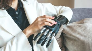 Robotische und prothetische Hände gehören zu den technisch anspruchsvollsten Komponenten moderner Robotik- und Automationslösungen.  (Bild: © franz12 – stock.adobe.com)