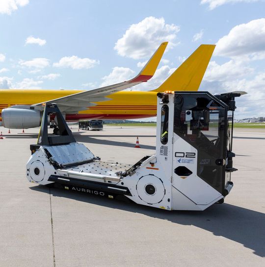 Im Teilprojekt „Autonome Outdoor Frachttransporte“ wird am Stuttgarter Flughafen der Einsatz eines autonomen Fahrzeugs des britischen Herstellers Aurrigo erprobt.(Bild:  Leif Piechowski/LICHTGUT)